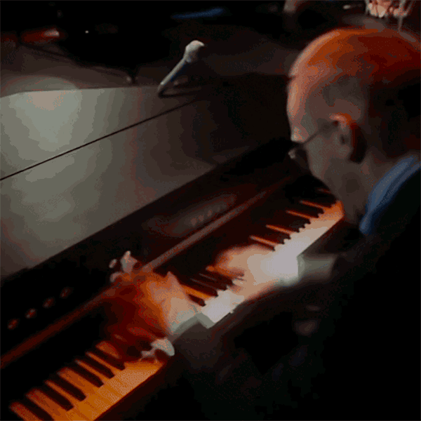 Pianiste au piano au Bar à vin à Annecy, Le Salon Français des Galeries