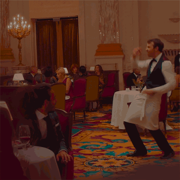 Le serveur danse dans la salle du Bar à vin à Annecy, Le Salon Français des Galeries