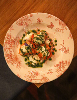 Tomate buratta servi au Bar à vin restaurant le Salon Français des Galeries