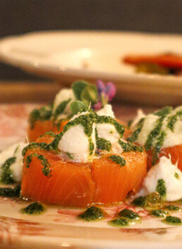 Merveilleux saumon et sa crème servi au Bar à vin restaurant le Salon Français des Galeries