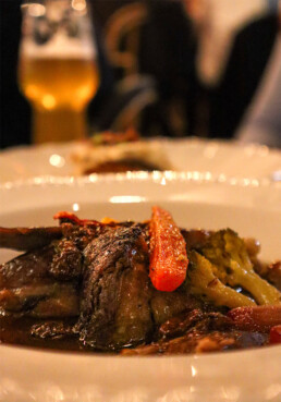 Délicieux Boeuf aux carottes servi au Bar à vin restaurant le Salon Français des Galeries