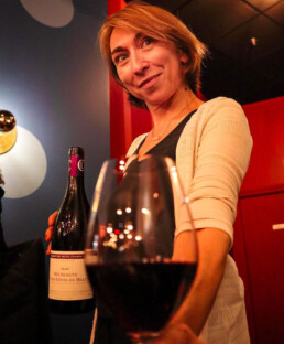 Notre caviste avec les délicieux flacons, Bar à vin restaurant le Salon Français des Galeries